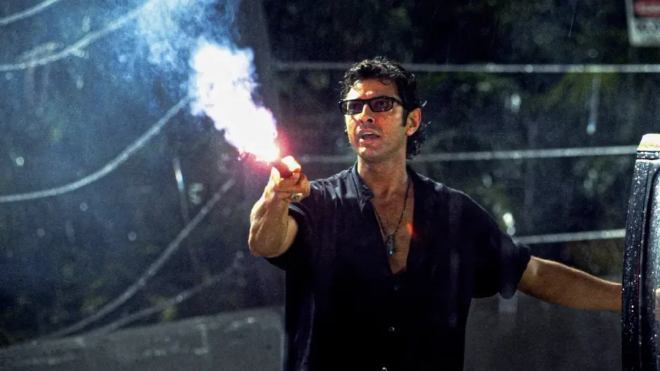 Ian Malcolm segurando um flare em Jurassic Park