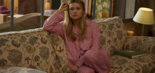 June White em Love Me, Love Me sentada no sofá usando pijama listrado rosa