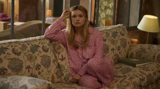 June White em Love Me, Love Me sentada no sofá usando pijama listrado rosa