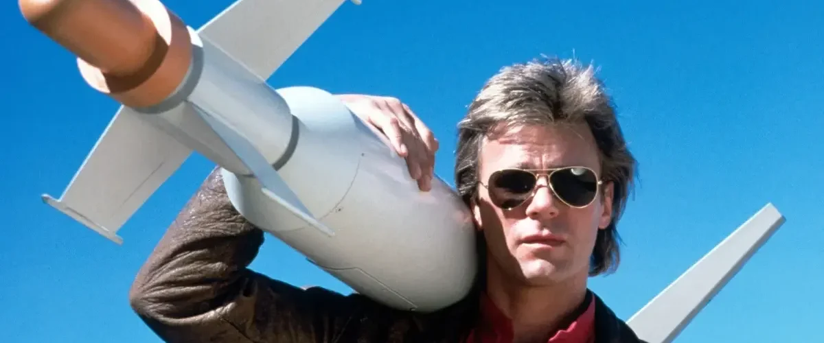 Angus MacGyver resolvendo um problema com objetos improvisados na série dos anos 80