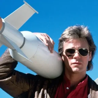 Angus MacGyver resolvendo um problema com objetos improvisados na série dos anos 80
