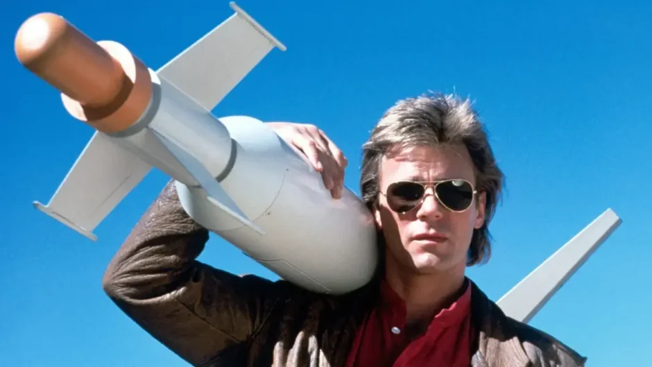 Angus MacGyver resolvendo um problema com objetos improvisados na série dos anos 80