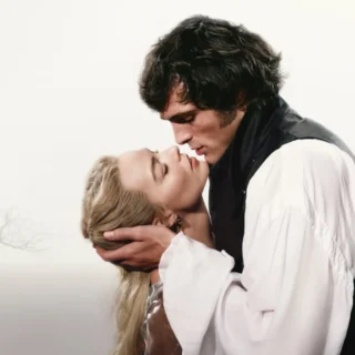 Margot Robbie e Jacob Elordi em cena romântica de O Morro dos Ventos Uivantes (2026), dirigido por Emerald Fennell