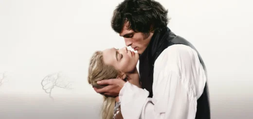 Margot Robbie e Jacob Elordi em cena romântica de O Morro dos Ventos Uivantes (2026), dirigido por Emerald Fennell