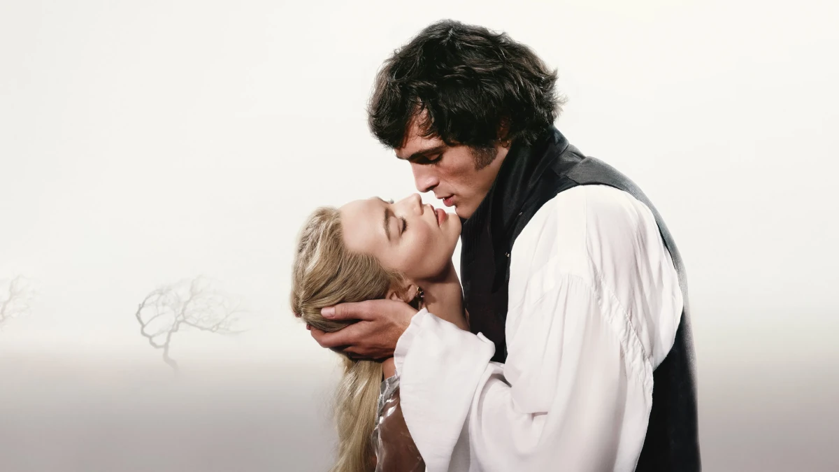 O Morro dos Ventos Uivantes (2026): Emerald Fennell Troca Tragédia por Fetiche 1 Margot Robbie e Jacob Elordi em cena romântica de O Morro dos Ventos Uivantes (2026), dirigido por Emerald Fennell