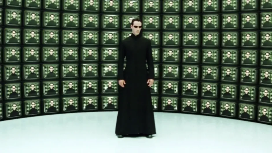 Cena de Matrix Reloaded (2003) representando a hipótese da simulação e o controle sistêmico.