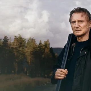 Liam Neeson em Na Terra de Santos e Pecadores (2023), thriller irlandês dirigido por Robert Lorenz