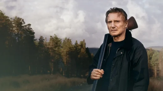 Liam Neeson em Na Terra de Santos e Pecadores (2023), thriller irlandês dirigido por Robert Lorenz