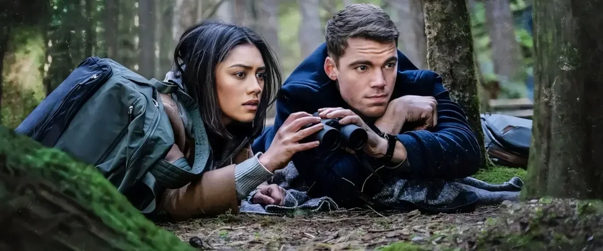 Cena de vigilância e tensão em estilo thriller político semelhante a O Agente Noturno