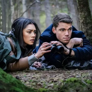 Cena de vigilância e tensão em estilo thriller político semelhante a O Agente Noturno