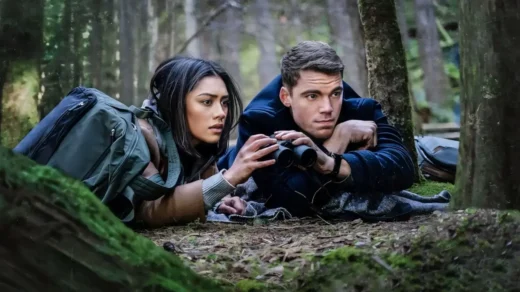 Cena de vigilância e tensão em estilo thriller político semelhante a O Agente Noturno