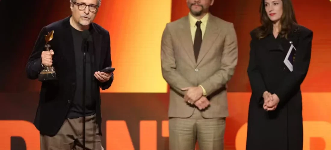 Equipe de O Agente Secreto recebe prêmio de Melhor Filme Internacional no Independent Spirit Awards