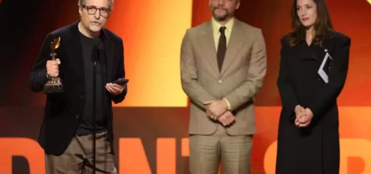 Equipe de O Agente Secreto recebe prêmio de Melhor Filme Internacional no Independent Spirit Awards