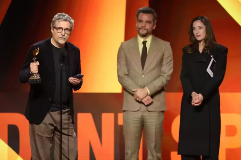 Equipe de O Agente Secreto recebe prêmio de Melhor Filme Internacional no Independent Spirit Awards