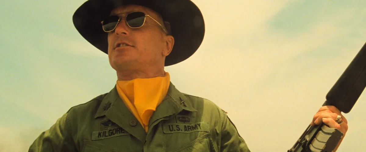 Robert Duvall como Coronel Kilgore em Apocalypse Now usando chapéu de cavalaria e óculos escuros