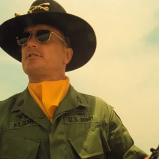 Robert Duvall como Coronel Kilgore em Apocalypse Now usando chapéu de cavalaria e óculos escuros