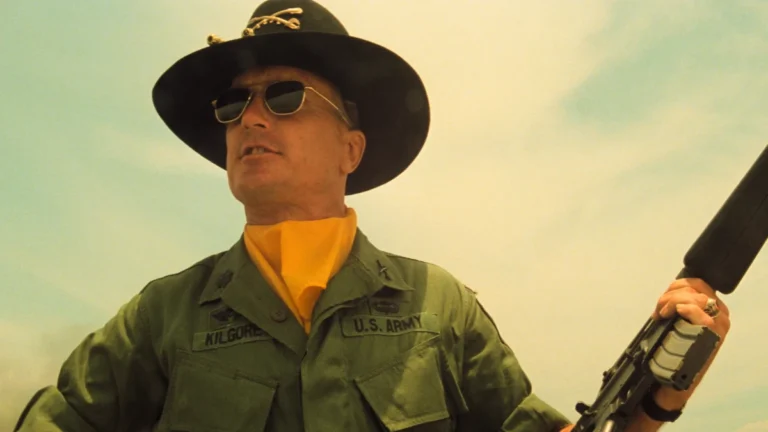 O Militar Surfista: Como Robert Duvall Criou um dos Personagens Mais Perturbadores do Cinema 3 Robert Duvall como Coronel Kilgore em Apocalypse Now usando chapéu de cavalaria e óculos escuros