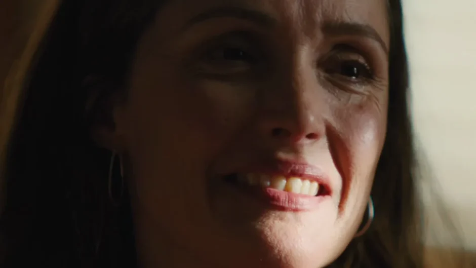 Close de Rose Byrne no filme Se Eu Tivesse Pernas Eu Te Chutaria, retratando o esgotamento emocional da maternidade