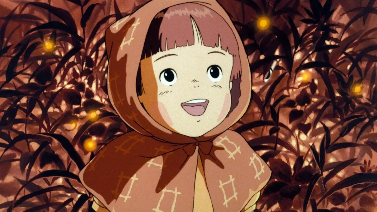 Túmulo dos Vagalumes: A Animação Mais Dolorosa Já Feita 1 Setsuko entre vagalumes em Túmulo dos Vagalumes, animação do Studio Ghibli dirigida por Isao Takahata
