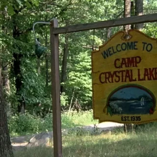 Placa de entrada do Camp Crystal Lake em Sexta-Feira 13 (1980)
