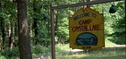 Placa de entrada do Camp Crystal Lake em Sexta-Feira 13 (1980)