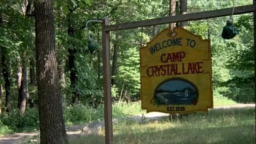 Placa de entrada do Camp Crystal Lake em Sexta-Feira 13 (1980)