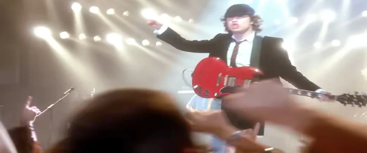 Angus Young tocando Thunderstruck em show do AC/DC