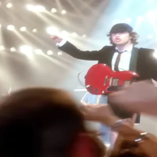 Angus Young tocando Thunderstruck em show do AC/DC