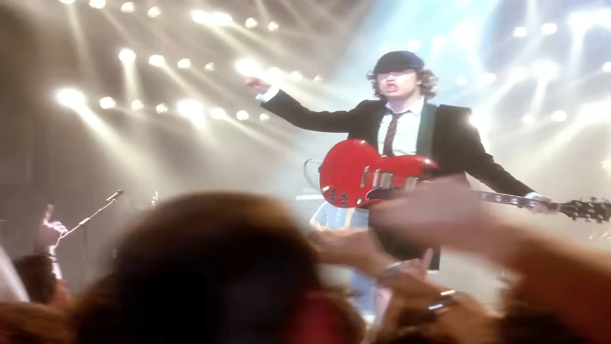 O Significado de Thunderstruck do AC/DC: A Descarga de um Hino do Rock 1 Angus Young tocando Thunderstruck em show do AC/DC