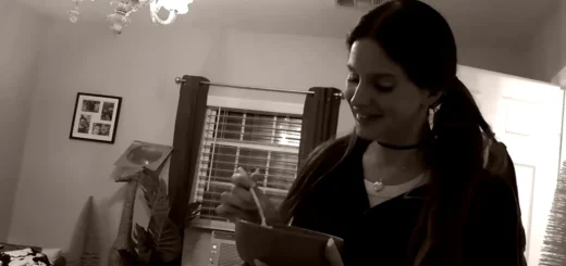 Lana Del Rey no videoclipe White Feather Hawk Tail Deer Hunter em cena doméstica