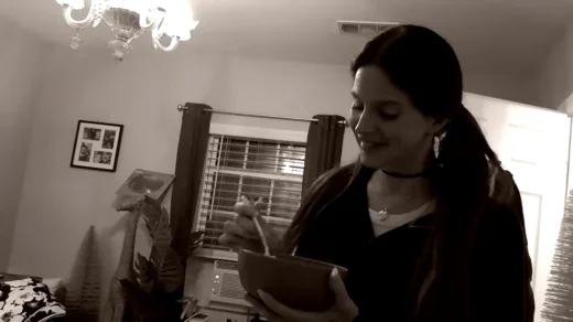 Lana Del Rey no videoclipe White Feather Hawk Tail Deer Hunter em cena doméstica