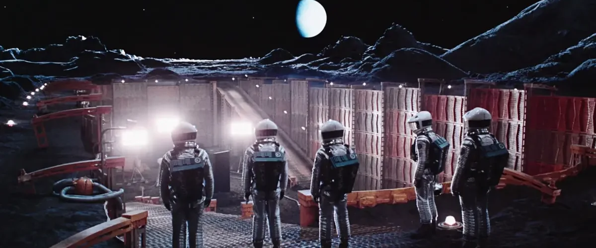 Cena de 2001: Uma Odisseia no Espaço, de Stanley Kubrick, com astronautas em cenário lunar que inspirou teorias sobre a Apollo 11.