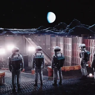 Cena de 2001: Uma Odisseia no Espaço, de Stanley Kubrick, com astronautas em cenário lunar que inspirou teorias sobre a Apollo 11.