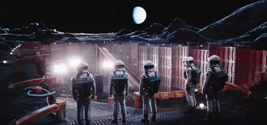 Cena de 2001: Uma Odisseia no Espaço, de Stanley Kubrick, com astronautas em cenário lunar que inspirou teorias sobre a Apollo 11.