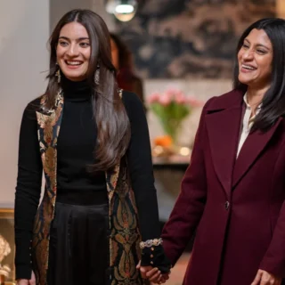 Konkona Sen Sharma e Pratibha Ranta em cena do filme A Acusada (2026), drama indiano da Netflix sobre reputação e julgamento público