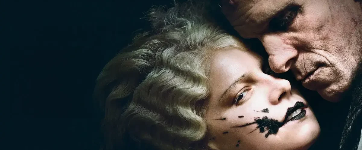 Cena do filme A Noiva (2026) dirigido por Maggie Gyllenhaal com Jessie Buckley e o monstro de Frankenstein