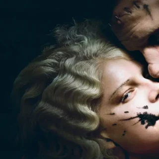 Cena do filme A Noiva (2026) dirigido por Maggie Gyllenhaal com Jessie Buckley e o monstro de Frankenstein