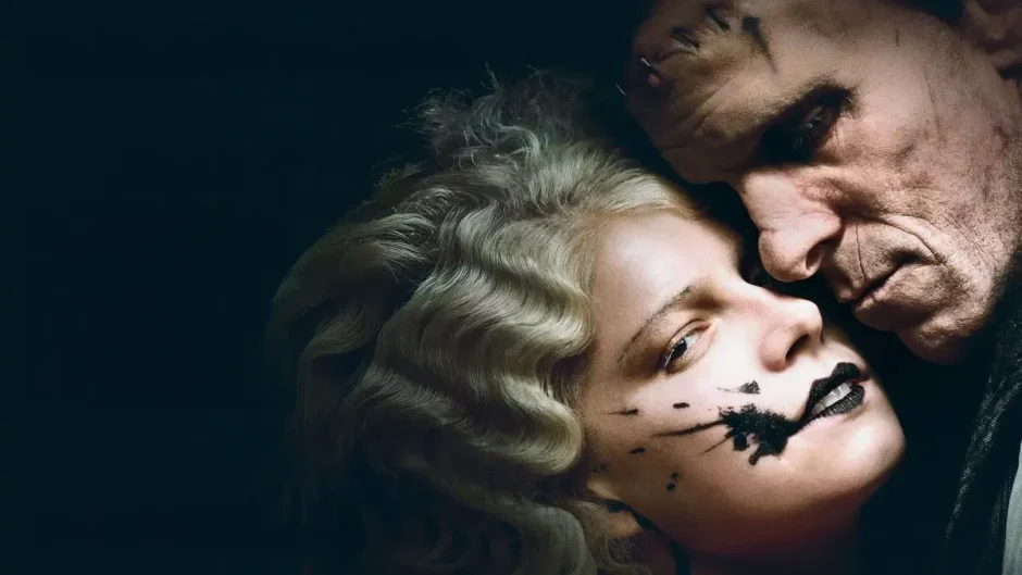 Cena do filme A Noiva (2026) dirigido por Maggie Gyllenhaal com Jessie Buckley e o monstro de Frankenstein