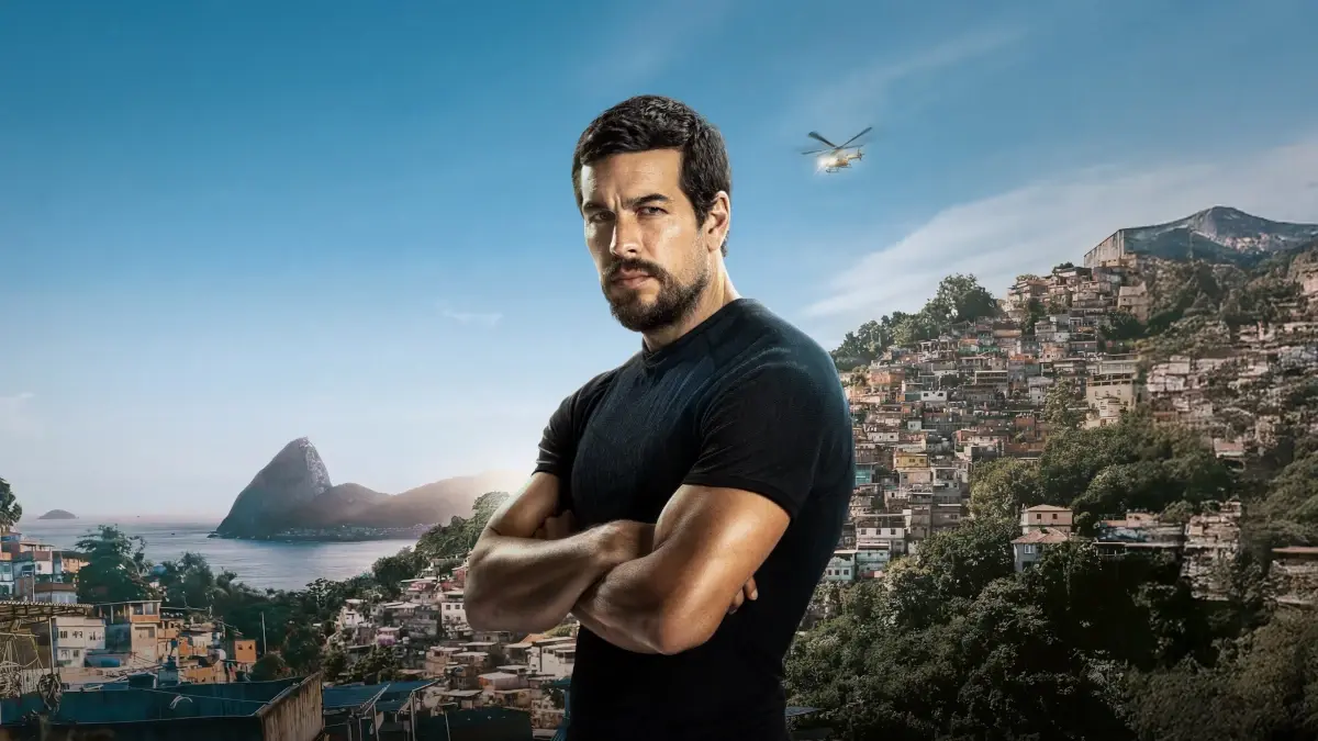 Mario Casas como Agente Zeta em cenário urbano no filme de espionagem do Prime Video