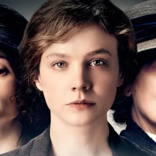 Personagens do filme As Sufragistas (2015) com Carey Mulligan, Helena Bonham Carter e Meryl Streep retratando o movimento sufragista britânico.