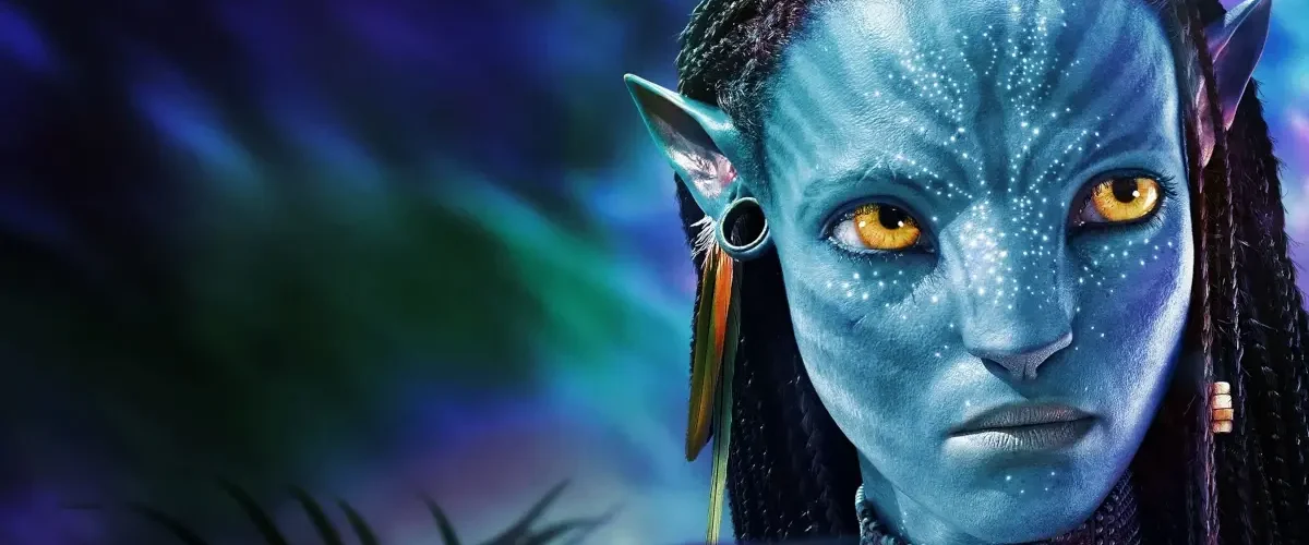 Neytiri em Avatar: O Caminho da Água observando Pandora com expressão intensa
