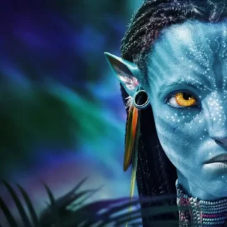 Neytiri em Avatar: O Caminho da Água observando Pandora com expressão intensa