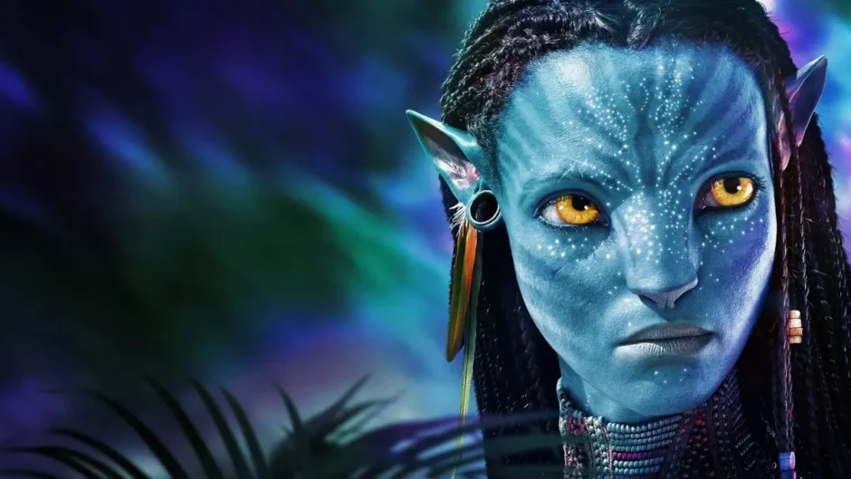 Neytiri em Avatar: O Caminho da Água observando Pandora com expressão intensa