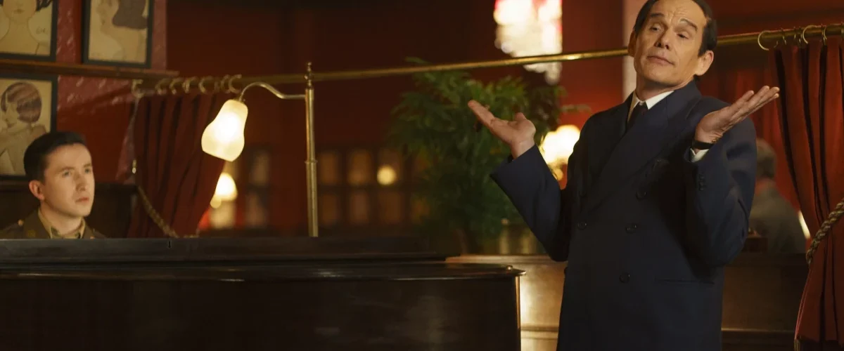 Ethan Hawke como Lorenz Hart no bar do Sardi's no filme Blue Moon (2025) dirigido por Richard Linklater