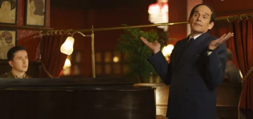 Ethan Hawke como Lorenz Hart no bar do Sardi's no filme Blue Moon (2025) dirigido por Richard Linklater