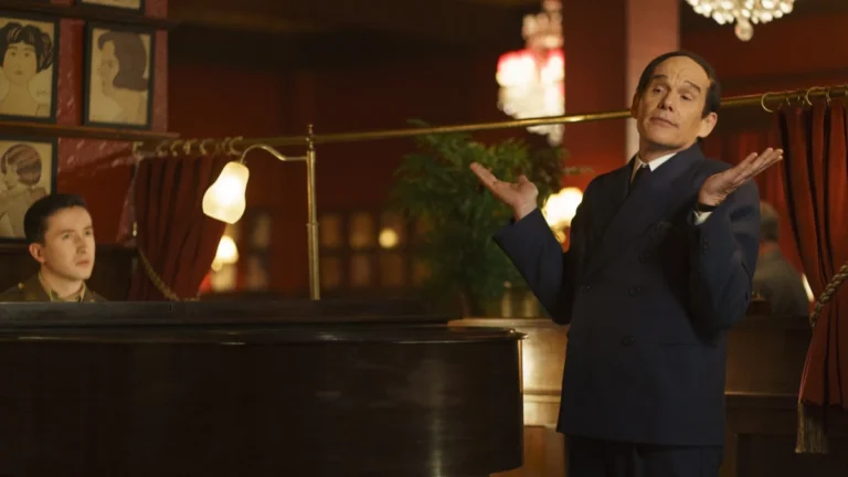 O Homem que Não Escreveu Oklahoma!: Blue Moon e o fim de Lorenz Hart 4 Ethan Hawke como Lorenz Hart no bar do Sardi's no filme Blue Moon (2025) dirigido por Richard Linklater