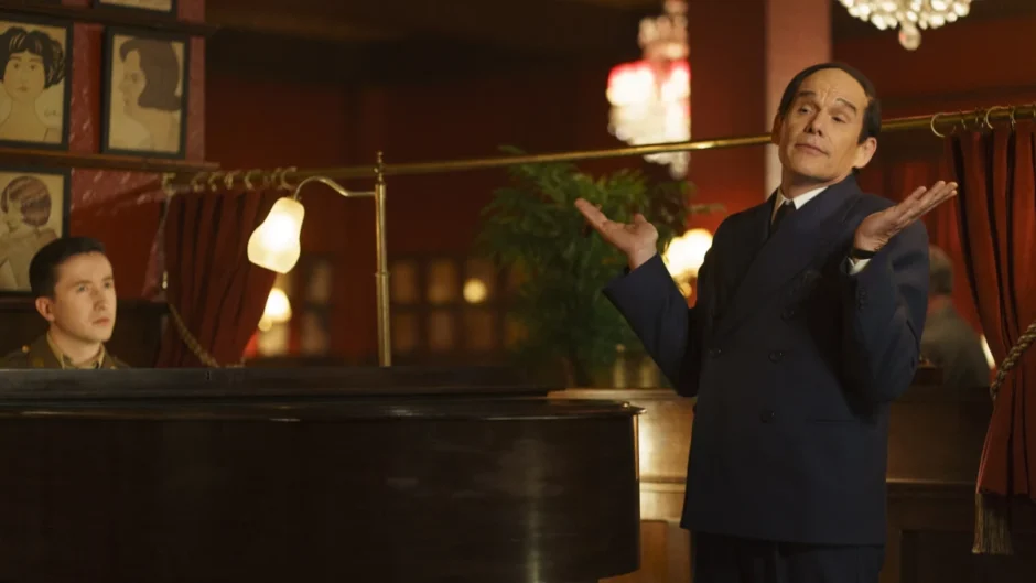 Ethan Hawke como Lorenz Hart no bar do Sardi's no filme Blue Moon (2025) dirigido por Richard Linklater