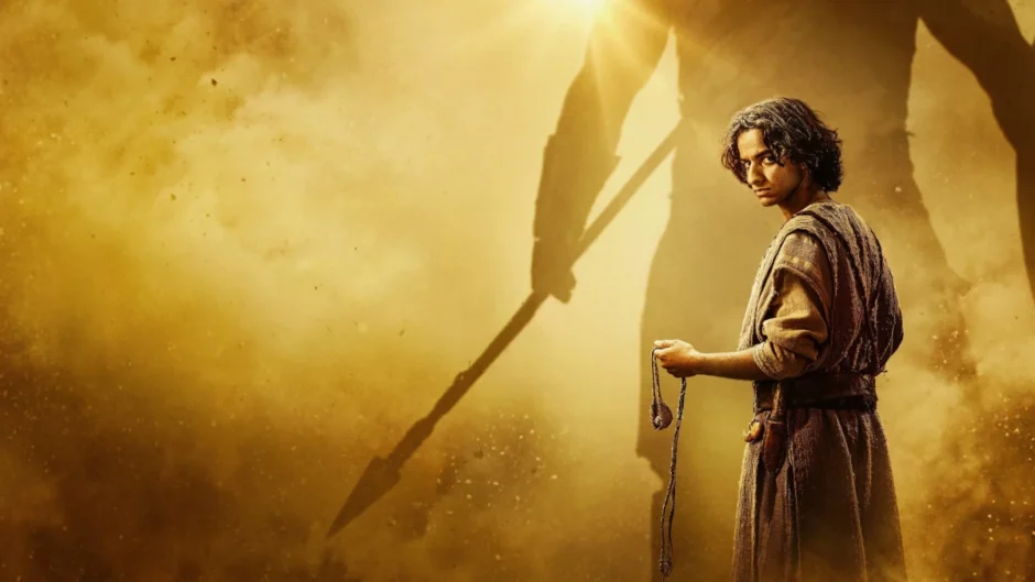 Casa de Davi: o pastor, o trono e a política da fé no streaming 1 Davi com estilingue diante da sombra de Golias na série Casa de Davi do Prime Video