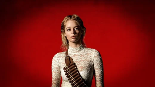 Noiva com vestido de renda branca usando bandoleira de cartuchos contra fundo vermelho em Casamento Sangrento (2019)