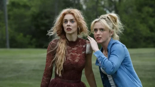 Grace e Faith em Casamento Sangrento A Viúva tentando sobreviver durante perseguição em cenário aberto